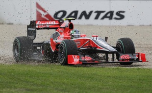 Le pilote Luca DiGrassi, en pleine sortie de route sur sa Virgin lors du Grand Prix d'Australie, le 28 mars 2010