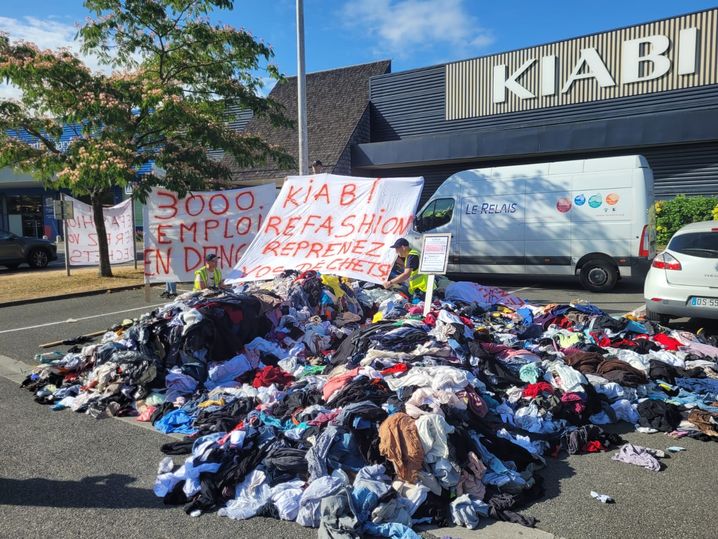 Des tonnes de vêtements ont été déposés devant les magasins Kiabi et Decathlon par des salariés de l'entreprise sociale Le Relais. 