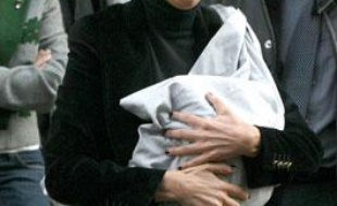 La Garde des Sceaux Rachida Dati porte sa fille Zohra dans les bras à la sortie de la maternité à Paris, le 7 janvier 2009.