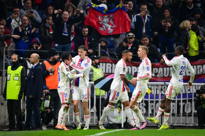 Avant de devoir céder sa place à la 69e minute de jeu après le tacle très dangereux d'Ismaël Doukouré, Malick Fofana (à gauche) a été impliqué sur l'égalisation lyonnaise... sur un but contre son camp de Doukouré !