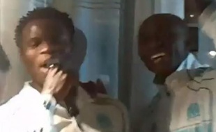 Taye Taiwo et Stéphane Mbia, le 20 mars 2011 à Marseille.