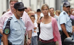 La police portugaise a laissé entendre que la mère de la petite Britannique Madeleine McCann est soupçonnée d'être impliquée dans la "mort" de sa fille en raison de traces de sang retrouvées dans une voiture de location, ont indiqué vendredi plusieurs proches de la famille.