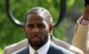 Le procès pour pornographie à caractère pédophile du chanteur R. Kelly, star américaine du R'n'B, a débuté vendredi à Chicago.