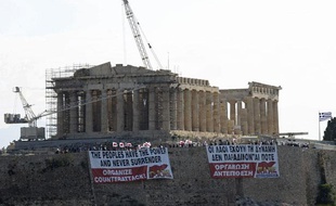 Des banderoles sur l'Acropole d'Athènes, le 27 juin 2011.