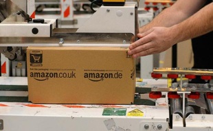 Un employé prépare une commande sur le site d'Amazon à Peterborough, dans le centre de l'Angleterre, le 28 novembre 2013