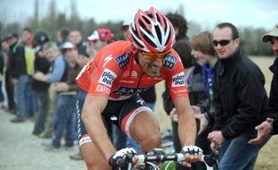 Cancellara sur les routes de Paris-Roubaix, le 11 avril 2010.