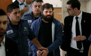 Yosef Haim Ben David, principal accusé dans le meurtre d'un adolescent palestinien brûlé vif en 2014, à son arrivée le 19 avril 2016 au tribunal à Jérusalem