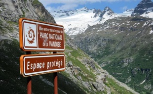 Premier parc national créé en France, le parc de la Vanoise célèbre samedi ses cinquante ans de combat pour la préservation de la faune et de la flore alpine, dans un climat d'amertume entre fronde des stations de ski et mauvaise humeur des bergers.