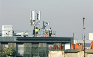 Le maire de Strasbourg Roland Ries (PS), qui considère que "le débat est loin d'être tranché scientifiquement", a annoncé la création prochaine d'un observatoire sur l'impact sanitaire des antennes-relais, réunissant opérateurs, associations, usagers et habitants.