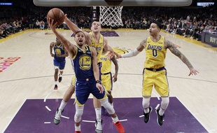 Stephen Curry en action face aux Lakers.