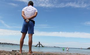 Un CRS maître nageur sauveteur surveillant la baignade (illustration).