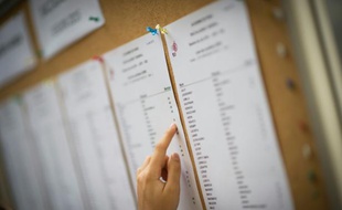 Un lycéen cherche ses résultats du baccalauréat, le 7 juillet 2015 au lycée Georges Brassens de Paris