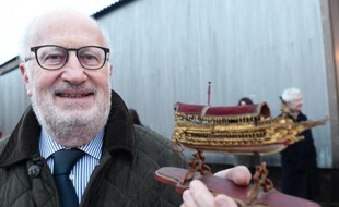 Le maire de Venise, Giorgio Orsoni, le 15 février 2014, avec une réplique d'un bucentaure (bateau vénitien) Tocane-Saint-Apre, en Dordogne