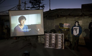 Un militant diffuse la vidéo de Tashi Wangchuk pour demander sa libération, en janvier 2018.
