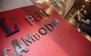 Des clients au Petit Cambodge, l'un des restaurants touchés par les attentats du 13 novembre, qui a réouvert ses portes à Paris le 14 mars 2014