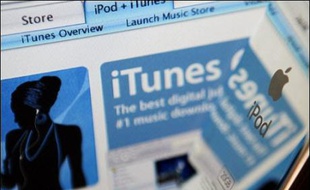 Après Intel et Microsoft, la Commission européenne s'attaque à un autre géant américain de l'informatique, Apple, et sa boutique de musique en ligne, iTunes, à la grande joie des consommateurs, nombreux à critiquer les pratiques commerciales du groupe à la pomme.