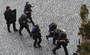Des policiers lors de l'attaque aux abords du Parlement britannique le 22 mars 2017.