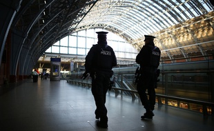 Des policiers britanniques patrouillent à la gare de St Pancras, à Londres, le 8 janvier 2015.