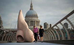 Sculpture d'un nez géant à Londres en 2012