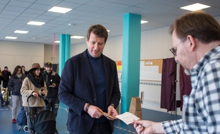 Yannick Jadot (EELV) dans son bureau du Xe arrondissement de Paris, ce dimanche.