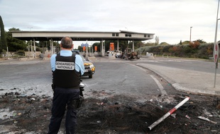 Début décembre, un péage près de Narbonne avait également été détruit.