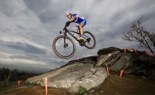 Maxime Marotte, qui a fini quatrième de l'épreuve de VTT des JO de Rio, a été visé par des tirs de pistolet à bille.