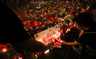 Des passants déposent bougies et cadeaux pour rendre hommage aux victimes des attentats de Barcelone et Cambrils.