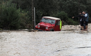 Des habitants constatent les dégâts après des inondations à Nîmes, dans le Gard, le 10 octobre 2014.