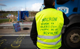 Un "gilet jaune" sur un barrage filtrant autour d'un rond-point a Montargis.
