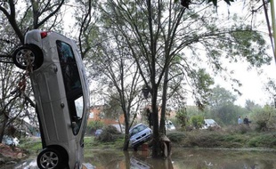 Des véhicules endommagés par les intempéries dans l'Hérault, le 7 octobre 2014 à Grabels