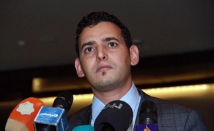 Omar Hmaidan, le porte-parole de l'Assemblée libyenne, lit un communiqué de presse, le 25 août 2014 à Paris