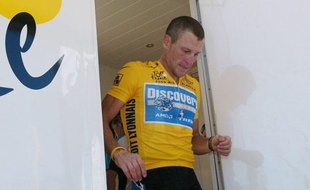 Lance Armstrong à la sortie d'un contrôle anti-dopage, le 20 juillet 2005, sur le Tour de France.