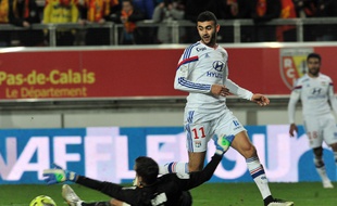 Ici face au gardien lensois Rudy Riou samedi dernier, Rachid Ghezzal est l'un des hommes en forme côté lyonnais. AFP PHOTO / FRANCOIS LO PRESTI