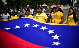 Des manifestants d'opposition demandant le départ anticipé du président Nicolas Maduro par référendum à Caracas le 6 juin 2016
