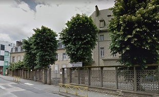 Le groupe scolaire privé L'Adoration est situé rue d'Antrain, dans le centre-ville de Rennes.