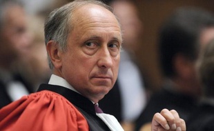 Le procureur général de Versailles reste inflexible sur son projet de retirer la totalité de l'affaire Bettencourt du tribunal de Nanterre, malgré le dépôt mercredi d'une nouvelle procédure pour abus de faiblesse visant à laisser son dossier à la juge Isabelle Prévost-Desprez.