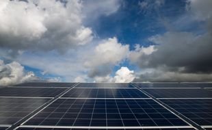 Au total, 72 panneaux solaires directement incorporés au verre fournissent l'électricité. (Illustration)