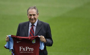 Gérard Houllier, lors de la présentation du maillot d'Aston Villa, le 10 septembre 2010.