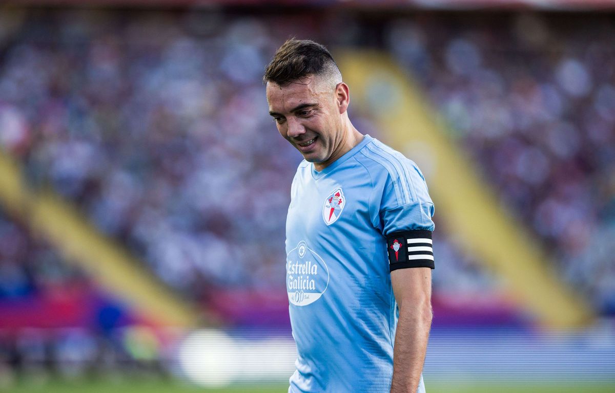 Enojado tras un penalti anulado, el internacional español Iago Aspas destroza la pantalla del VAR