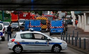 Des policiers bloquent le périmètre de l'église Saint-Etienne-du-Rouvray, près de Rouen, le 26 juillet 2016, lieu d'une prise d'otages