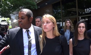 Le 27 mai 2016, Amber Heard quitte le tribunal Los Angeles où elle a demandé que son époux Johnny Depp ait l'interdiction de l'approcher.