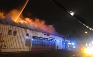 Le bâtiment en feu d'un commerce de la rue Louis-Plana, à Toulouse, dans lequel a été retrouvé le corps d'un homme.