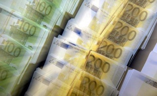 Les craintes sur une "guerre des monnaies" étaient plus vives que jamais mercredi à la veille du sommet du G20 à Séoul, les principaux pays de la planète critiquant vertement les Etats-Unis, accusés de menacer l'équilibre économique mondial en favorisant la faiblesse du dollar.