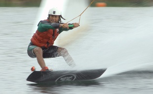 Laurent Maistret, mannequin et gagnant de «Koh-Lanta 2014», fait du wakeboard pour l'émission de France 5 «On n'est pas que des cobayes».