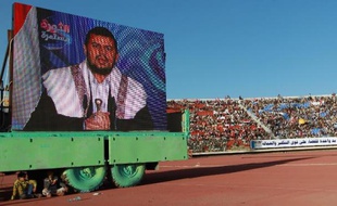 Des soutiens du mouvement chiite houthi prennent part à un rassemblement dans un stade de Sanaa, au cours duquel est retransmis sur grand écran un discours télévisé de leur chef Abdel Malek Al-Houthi, le 7 février 2015