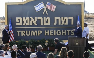Le Premier ministre israélien Benjamin Netanyahou et l'ambassadeur américain dévoilent le nom d'une colonie baptisée en l'honneur de Donald Trump sur le plateau du Golan, le 16 juin 2019.