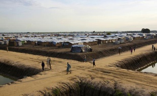 Des Soudanais dans le camp de l'ONU à Bentiu, dans le nord du Soudan du Sud, où logent environ 118.000 personnes déplacées du fait de la guerre civile, le 20 septembre 2015