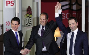 Benoît Hamon serrant la main de Manuel Valls après sa victoire à la primaire PS le 29 janvier 2017.