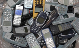 Vieux téléphones portables à recycler.