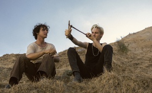 Adriano Tardiolo (à g.) et Luca Chikovani dans le film Heureux comme Lazzaro